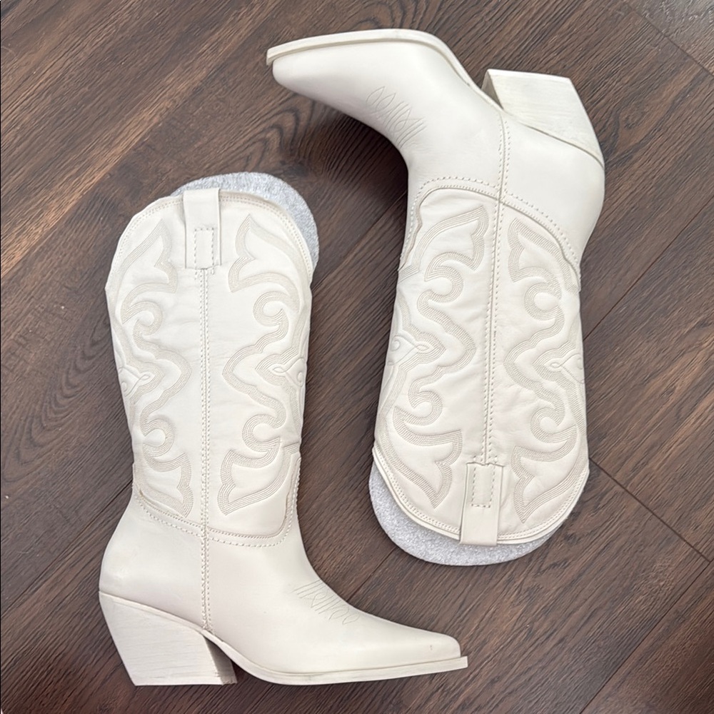 NWOB - Steve Madden Cream “West” Cowboy Boots - 9